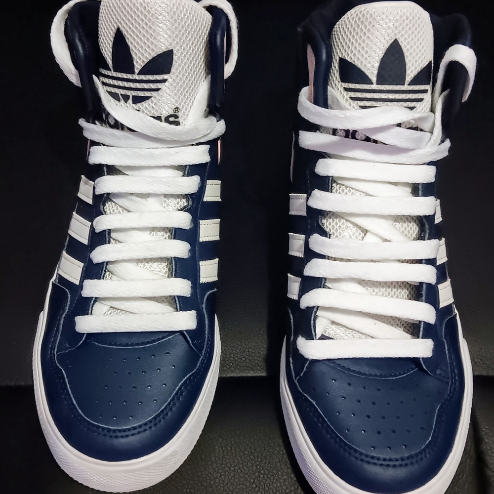 Adidas Women's sneakers Blue with pink color, size 7.5, in good condition.